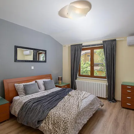 4-bedroom With Private Pool In