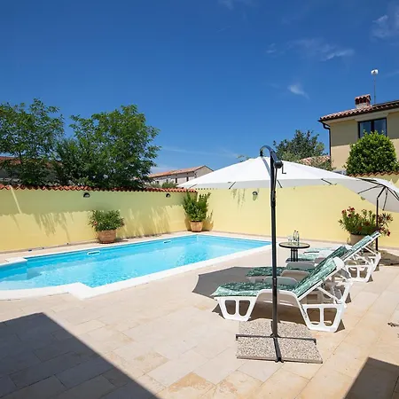 4-bedroom With Private Pool In